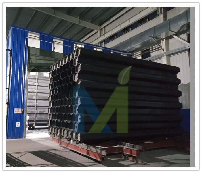 正在組裝中的電除霧器陽(yáng)極管束